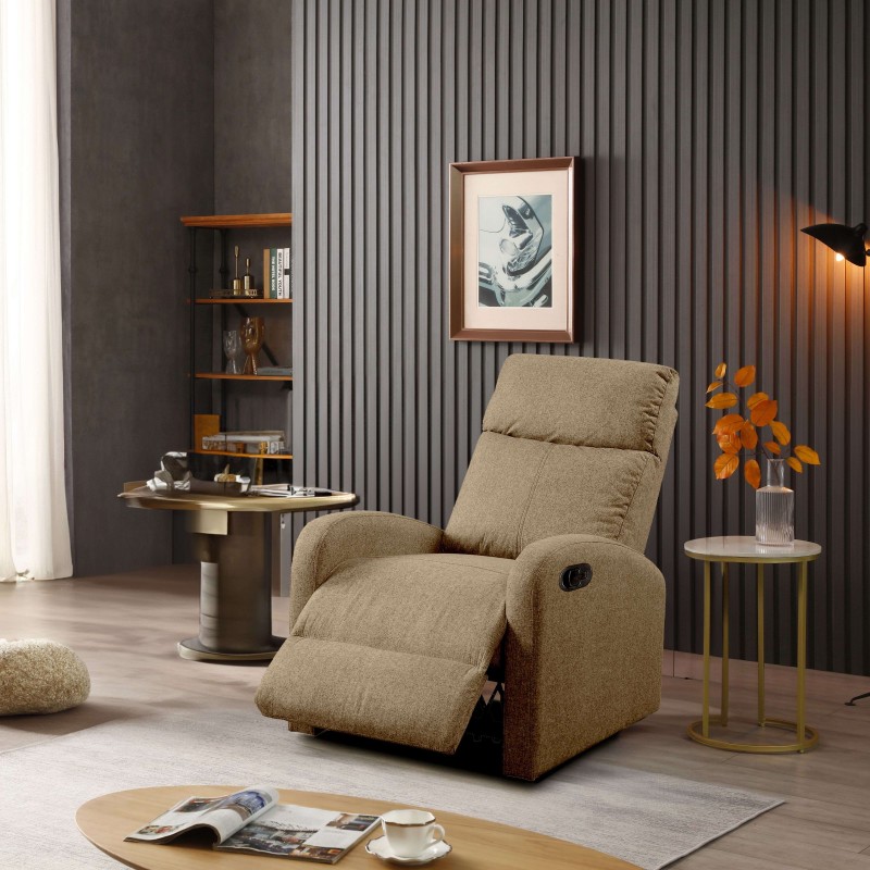 Sillón reclinable tapizado en tela beige con respaldo acolchado y mecanismo de extensión en sala de estar moderna