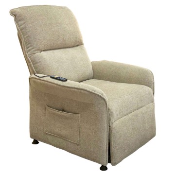 Sillón reclinable tapizado en beige con respaldo abatible y bolsillo lateral con control remoto