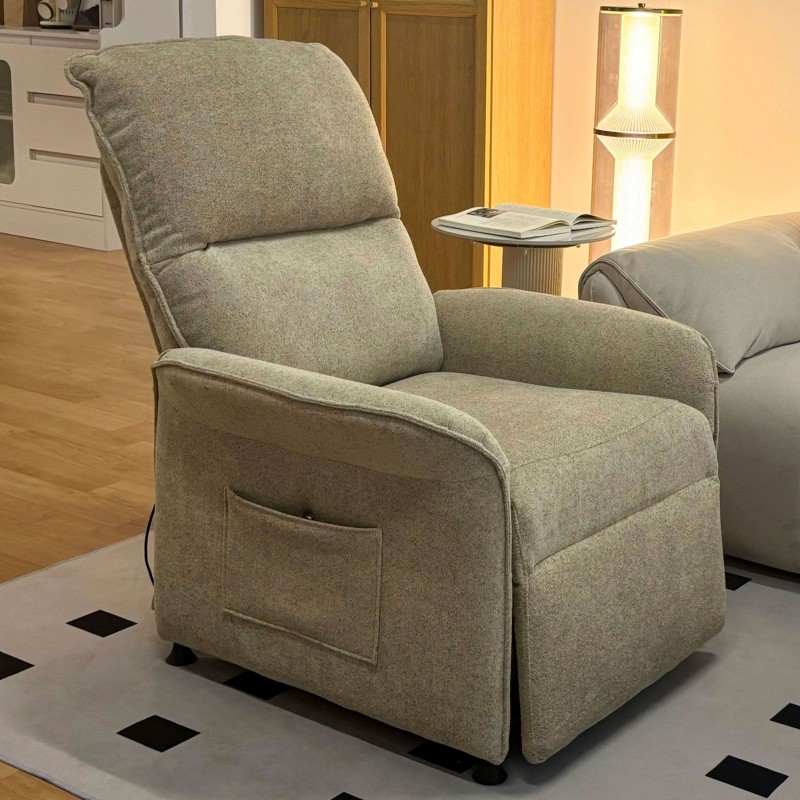 Sillón reclinable tapizado en tela beige con respaldo acolchado y bolsillo frontal en ambiente de salón