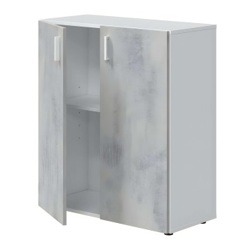 Armario bajo blanco con puertas de cristal esmerilado y estantes interiores visibles