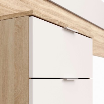 Detalle de escritorio en madera clara con cajón blanco y tirador metálico negro