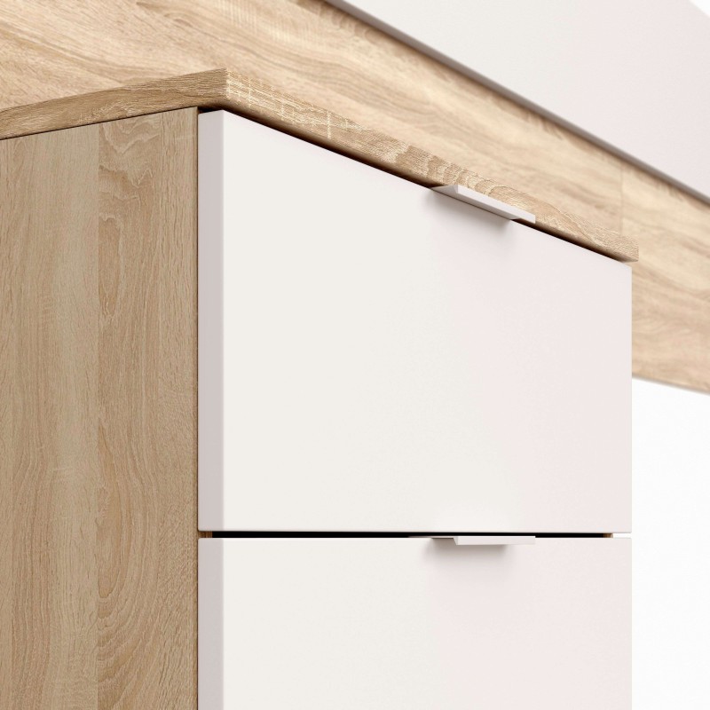 Detalle de escritorio en madera clara con cajón blanco y tirador metálico negro