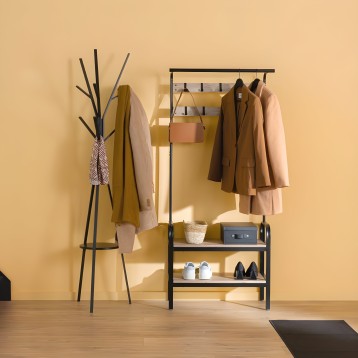 Perchero negro con barra superior y estantes inferiores para zapatos y accesorios en ambiente de recibidor