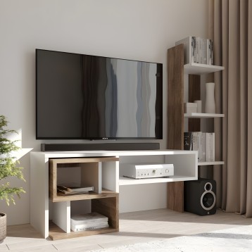 Mueble TV blanco y madera con compartimentos abiertos y estantería lateral en ambiente de salón