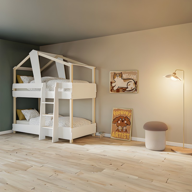 Cama infantil tipo casa con dos niveles y estructura de madera natural con barras blancas en habitación infantil