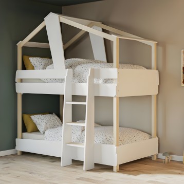Cama litera infantil con estructura en forma de casita madera natural y blanco con escalera central