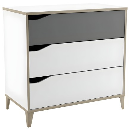 Cómoda de tres cajones blanca y gris con tiradores negros y patas de madera clara