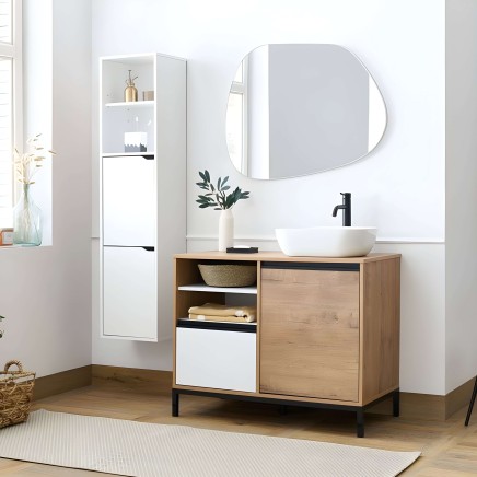 Mueble de baño con madera natural y frentes blancos con lavamanos redondo blanco y espejo ovalado