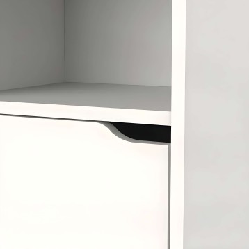 Detalle de tirador ergonómico negro integrado en mueble blanco con estante superior gris