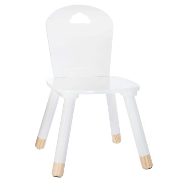 Silla infantil blanca con respaldo redondeado y patas de madera natural