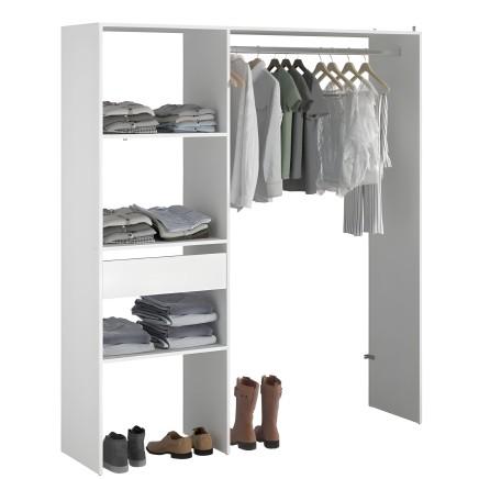 Armario abierto blanco y gris con estantes para ropa doblada y barra de colgar con prendas y zapatos en compartimentos inferiore