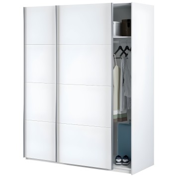 Armario de puertas correderas blanco con frentes de paneles y compartimentos interiores abiertos mostrando ropa y accesorios