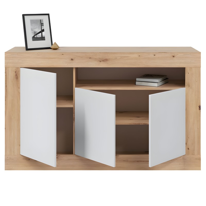 Aparador de madera natural y puertas blancas con estantes abiertos y decoración encima