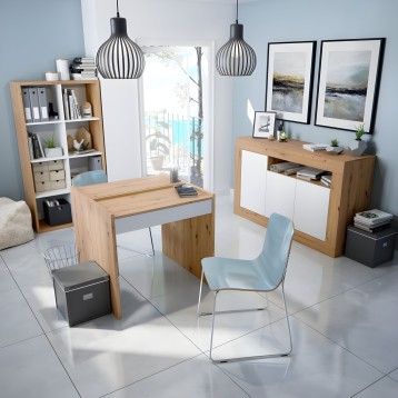 Ambiente de oficina con escritorio madera y blanco y silla azul junto a estantería y cómoda a juego