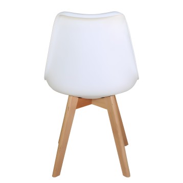 Silla de diseño moderno con asiento blanco redondeado y patas de madera natural