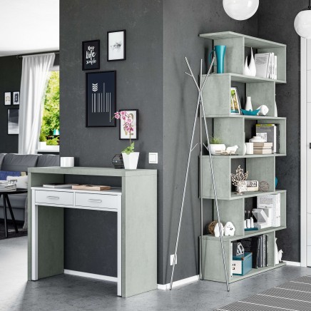 Pack muebles despacho diseño cemento gris con compartimentos abiertos en ambiente de oficina junto a escritorio y pared oscura