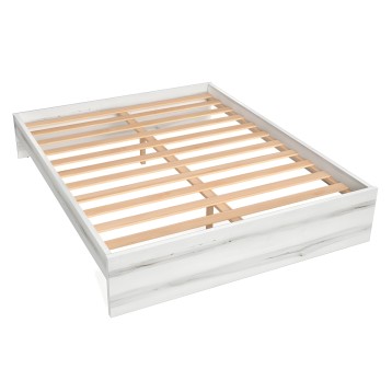 Cama blanca con estructura de madera y somier de listones de pino vista frontal y lateral