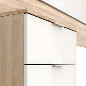 Detalle de cómoda de madera clara con cajón blanco y tirador metálico integrado