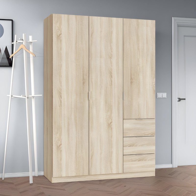 Armario de madera clara con puertas abatibles y cajones laterales en ambiente de dormitorio