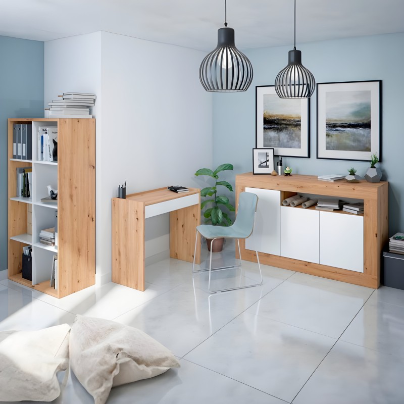 Ambiente de oficina en casa con escritorio y estantería de madera y blanco y silla azul claro