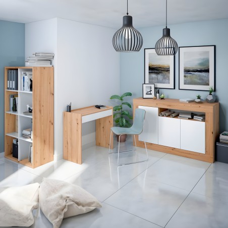 Ambiente de oficina en casa con escritorio y estantería de madera y blanco y silla azul claro