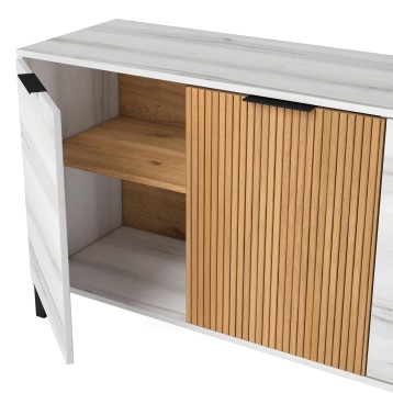 Mueble auxiliar blanco con frente acanalado en madera natural y estantes interiores de madera clara con puerta y compartimento a