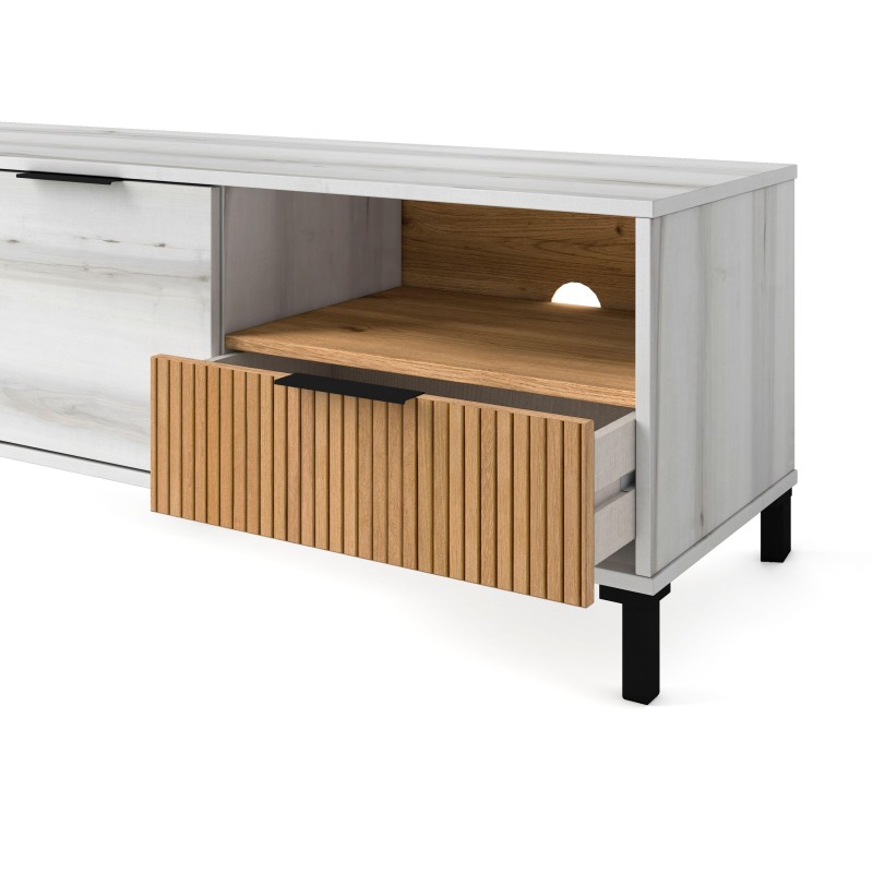 Mueble TV con estructura blanca y frentes de madera natural y blanco. Cajón inferior con detalle estriado y patas negras