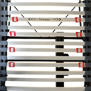 Base cama con estructura de láminas grises y soportes negros con asas rojas vista frontal