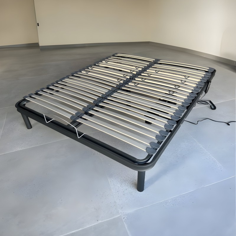 Somier articulado con estructura negra y láminas de madera en ambiente de showroom