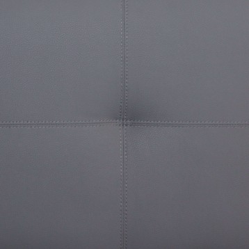 Detalle de tapizado gris con costuras decorativas formando cuadrícula geométrica