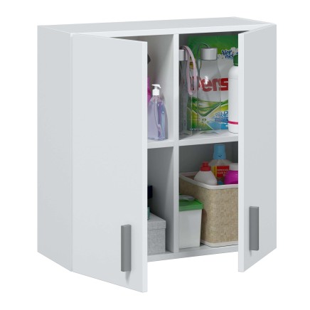 Armario bajo blanco con puertas abiertas y estantes interiores con productos de limpieza y artículos diversos