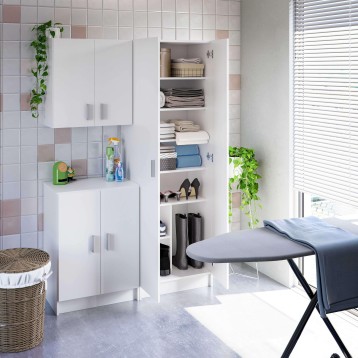 Armario blanco con puertas y estantes abiertos almacenando ropa y accesorios en dormitorio moderno