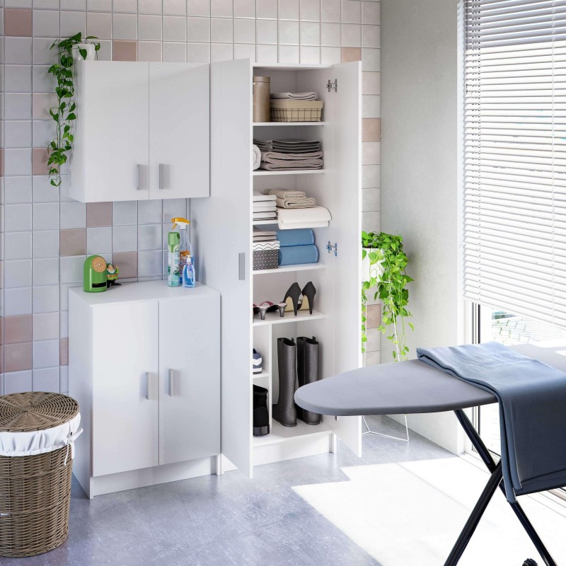 Armario blanco con puertas y estantes abiertos almacenando ropa y accesorios en dormitorio moderno