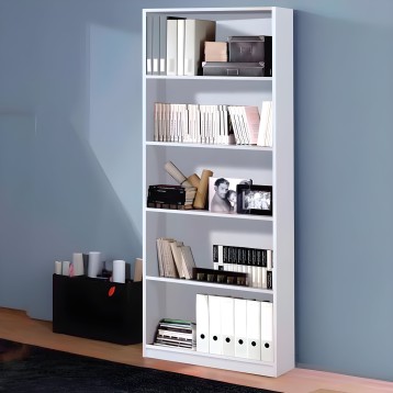 Estantería blanca de varios compartimentos con libros y objetos decorativos junto a cajonera negra con accesorios