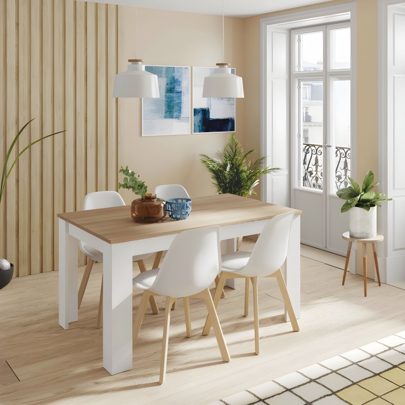 Comedor moderno con mesa rectangular madera y blanca junto a sillas blancas y patas de madera en ambiente luminoso