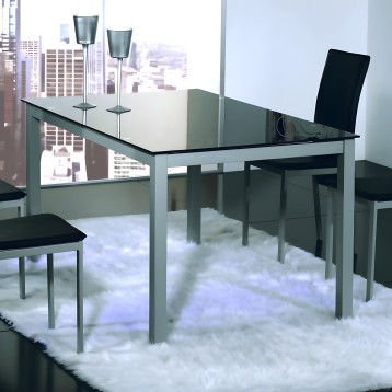 Mesa de comedor rectangular con sobre de cristal negro y estructura gris en ambiente de oficina moderna