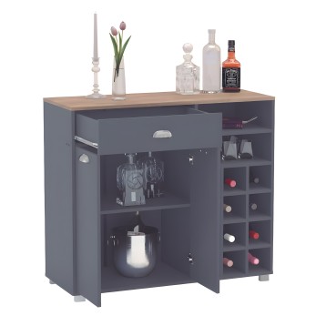 Mueble bar gris con tapa de madera y compartimentos para botellas y vasos con puerta abierta mostrando interior