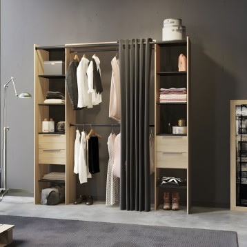 Armario abierto madera natural y negro con estanterías laterales y barra central de cortina gris para ropa y complementos