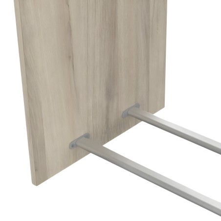 Panel de madera clara con textura veta natural y estructura metálica gris detalle de ensamblaje