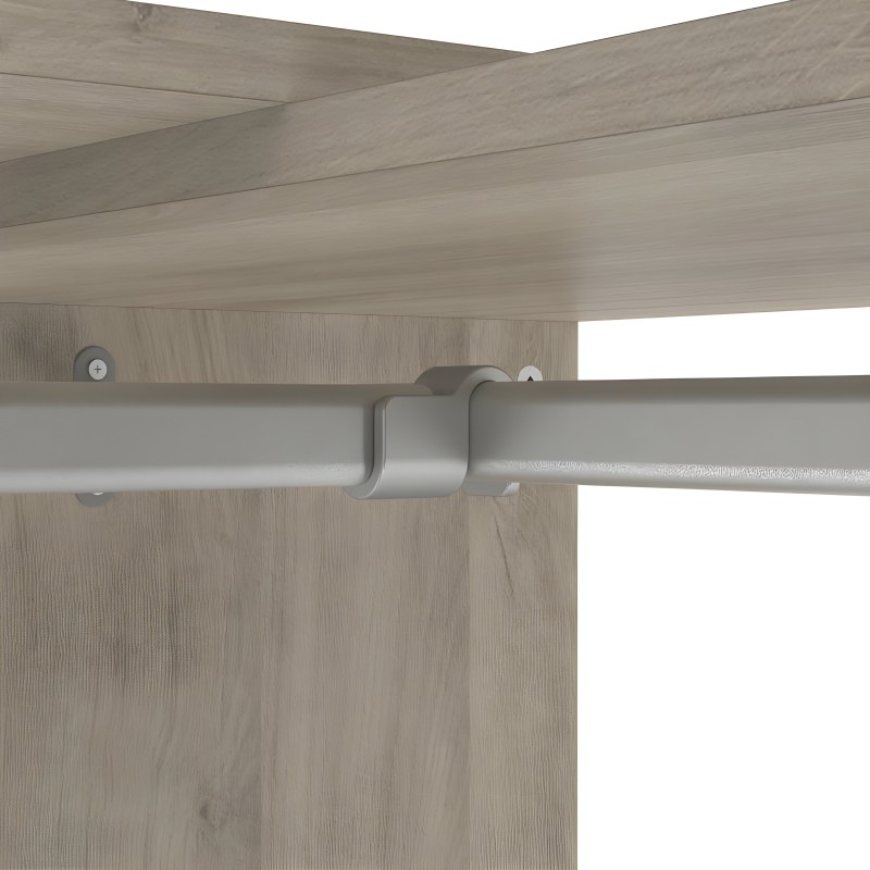 Detalle de barra de aluminio plateado y soporte de madera clara en mueble modular