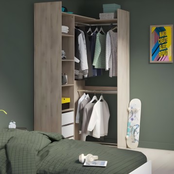 Armario abierto en madera clara con interior negro y estantes laterales para ropa y accesorios en dormitorio