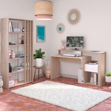 Ambiente de oficina en casa con escritorio y estantería de madera clara y detalles en blanco y rosa