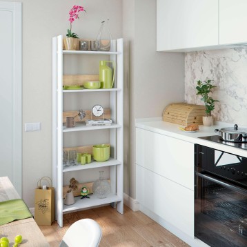 Estantería blanca de madera con seis estantes y detalles en tonos naturales instalada en cocina moderna