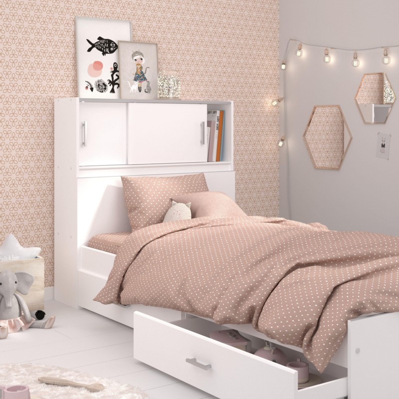Cama infantil blanca con cabecero incorporado y cajones de almacenamiento con ropa de cama beige de lunares