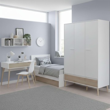 Armario blanco de puertas correderas con detalles en madera natural en dormitorio infantil moderno