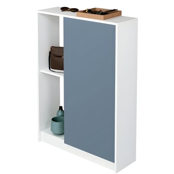 Armario bajo blanco con puerta azul grisáceo y estantes abiertos con objetos decorativos