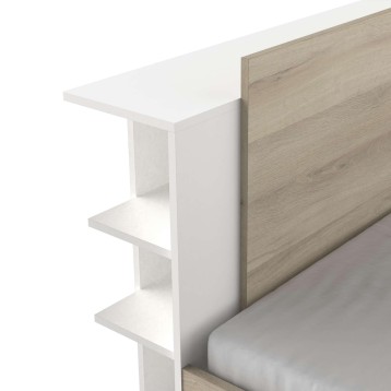 Cama con cabecero de madera clara y base blanca con estantes laterales integrados