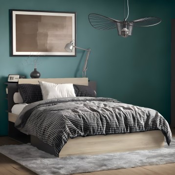 Cama con estructura bicolor madera natural y negro cabecero tapizado beige ropa de cama a cuadros grises y blancos en ambiente