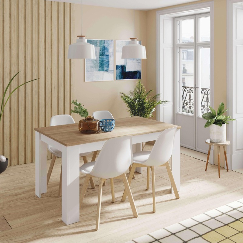 Comedor con mesa rectangular base blanca y tablero madera clara junto a sillas blancas y patas naturales en ambiente luminoso