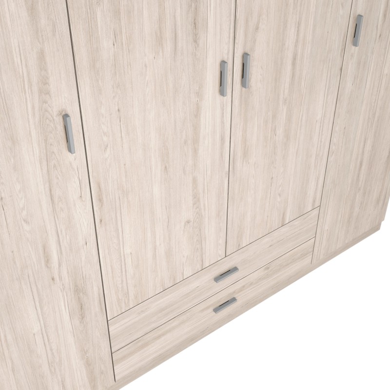 Armario de madera color roble claro con puertas y cajones con tiradores metálicos vista en ángulo